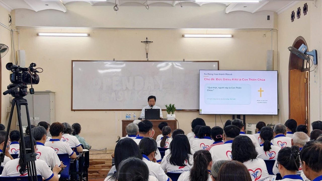 Lớp B1 Đào tạo Kitô hữu loan báo Tin Mừng: Học hỏi Tin Mừng Matthêu, Marcô và tìm hiểu Phật giáo